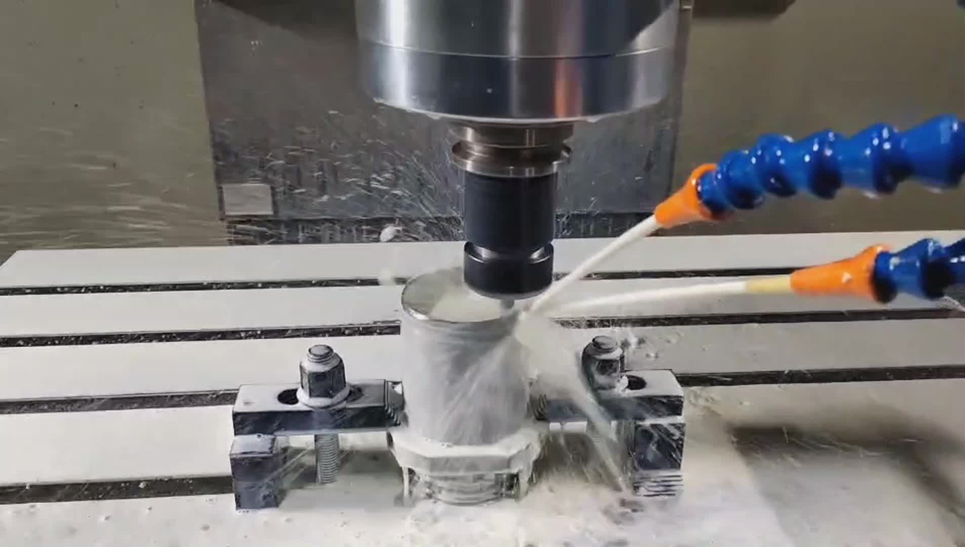 الطريقة التي تحسن بها الآلات الدقة CNC الدقة