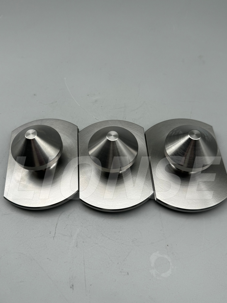 مسمار سحب لتحديد موقع السطح المخروطي